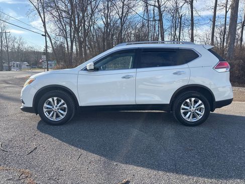 Used 2015 Nissan Rogue SV w/ SV Moonroof Package image 2