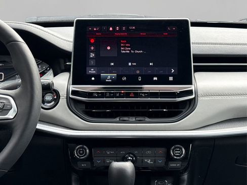 Used 2025 Jeep Compass Limited image 18