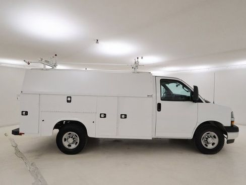 Used 2019 Chevrolet Express 3500 w/ Power Convenience Package image 2