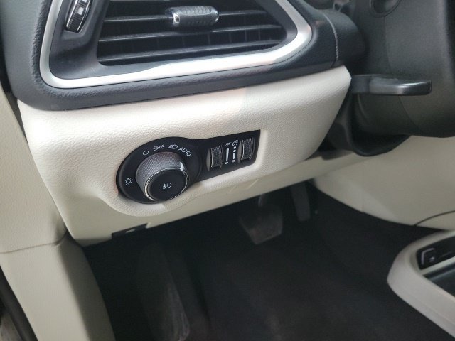 Used 2023 Chrysler Pacifica Touring-L FWD image 21
