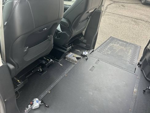 Used 2023 Chrysler Pacifica Touring-L FWD image 22