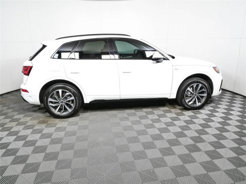 Used 2024 Audi Q5 2.0T Premium w/ Summer of Audi Package AWD/4WD image 2