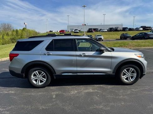Used 2020 Ford Explorer XLT w/ Equipment Group 202A image 2