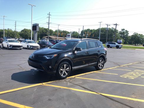 Used 2018 Toyota RAV4 XLE w/ Plus Extra Value Package AWD/4WD image 4