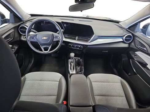 Used 2025 Chevrolet Trax LT w/ LT Convenience Package FWD image 9