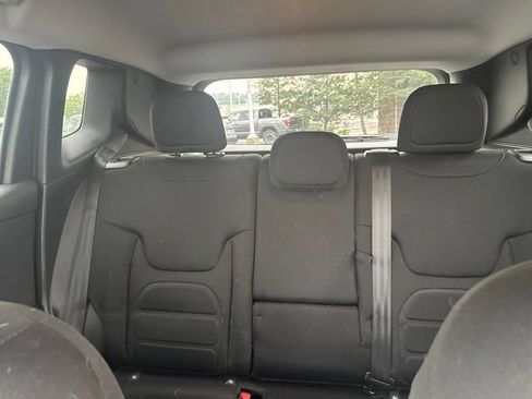 Used 2018 Jeep Renegade Latitude w/ Cold Weather Group AWD/4WD image 13