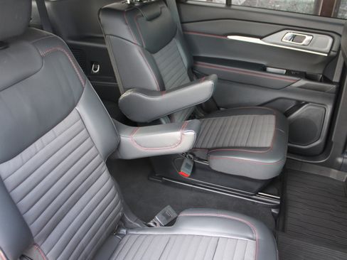 Used 2026 Ford Explorer ST-Line w/ ST-Line Street Pack RWD image 17