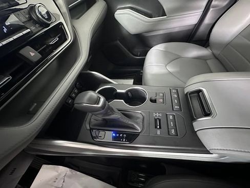 Used 2020 Toyota Highlander XLE AWD/4WD image 33