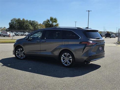 Certified 2023 Toyota Sienna Platinum image 4