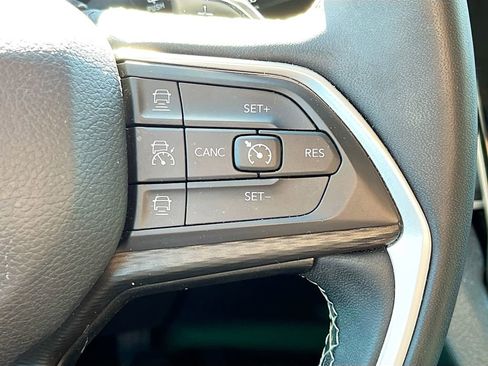 Used 2023 Jeep Grand Cherokee L Laredo image 33