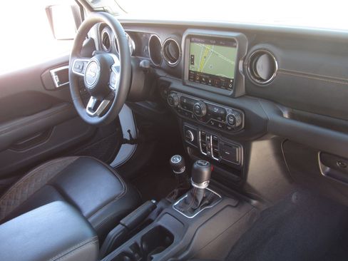 Used 2023 Jeep Wrangler Unlimited Sahara AWD/4WD image 9