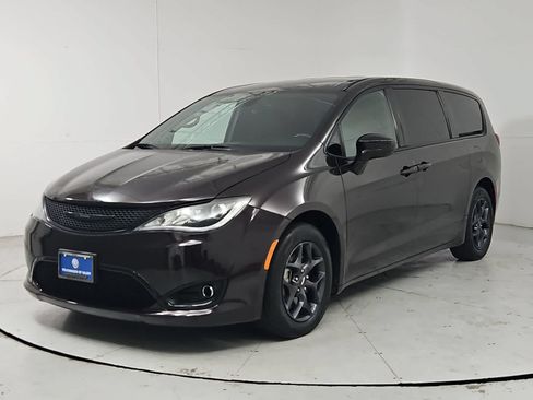 Used 2018 Chrysler Pacifica Touring Plus w/ S Appearance Package FWD image 1