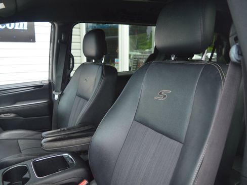 Used 2014 Chrysler Town & Country S FWD image 12
