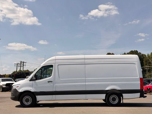 Used 2021 Mercedes-Benz Sprinter 2500 image 10