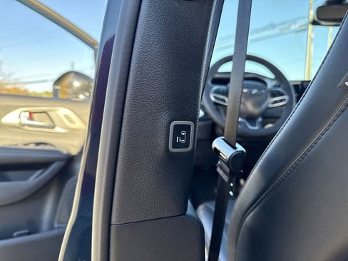 New 2025 Chrysler Pacifica Select image 21