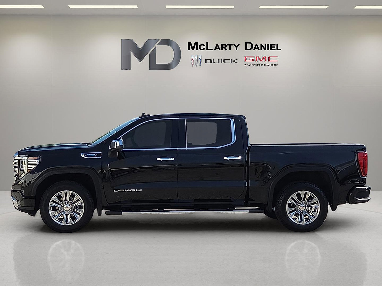 Used 2026 GMC Sierra 1500 Denali AWD/4WD image 2