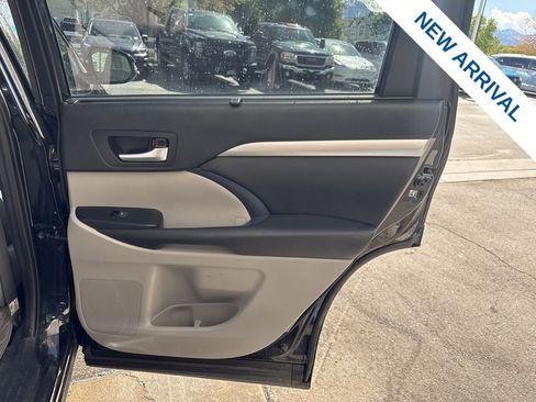 Used 2019 Toyota Highlander XLE image 12