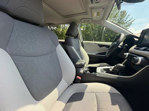 Used 2019 Toyota RAV4 XLE w/ Convenience Package FWD image 22