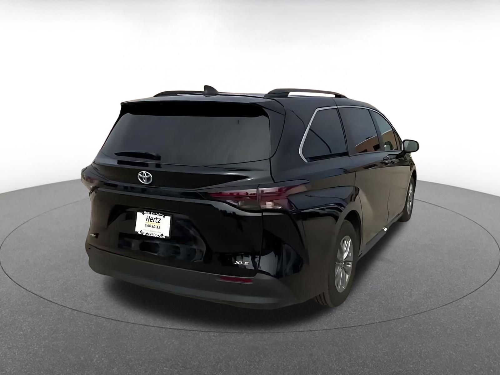 Used 2025 Toyota Sienna XLE FWD image 13