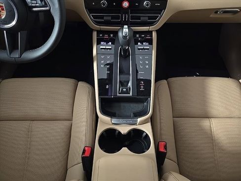 Certified 2025 Porsche Macan image 20