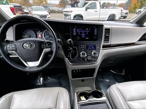 Used 2017 Toyota Sienna XLE image 15