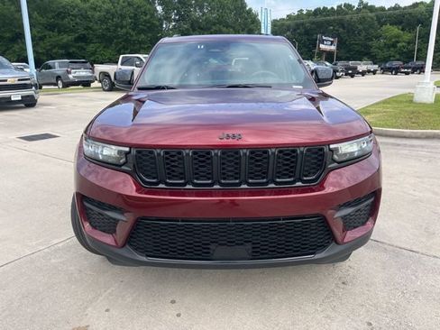 Used 2025 Jeep Grand Cherokee Altitude AWD/4WD image 10