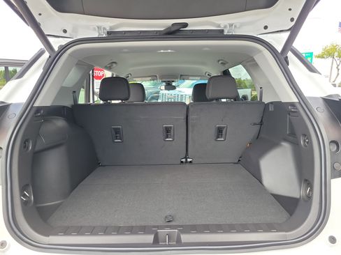 Used 2024 GMC Terrain SLE w/ Driver Convenience Package FWD image 17