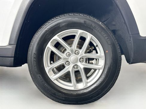 Used 2023 Jeep Grand Cherokee L Laredo image 11