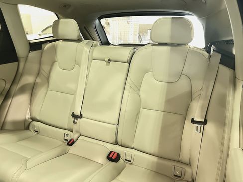 Used 2023 Volvo XC60 B6 Ultimate w/ Protection Package Premier image 25