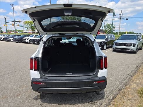 Used 2023 Kia Sorento LX AWD/4WD image 7