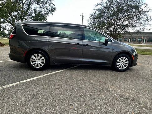Used 2021 Chrysler Voyager L FWD image 7