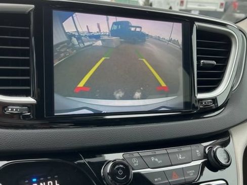 Used 2024 Chrysler Pacifica Touring-L FWD image 47