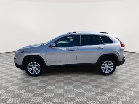 Used 2017 Jeep Cherokee Latitude w/ Cold Weather Group image 8