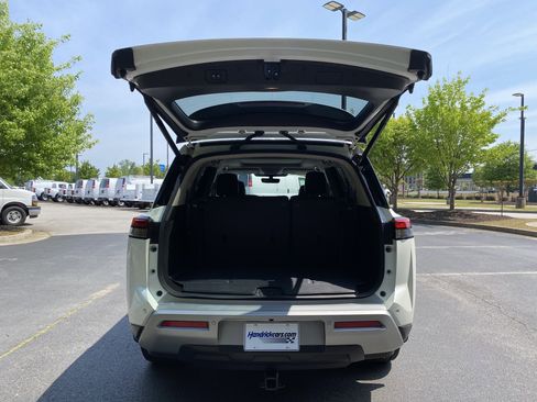 Used 2024 Nissan Pathfinder Platinum FWD image 11