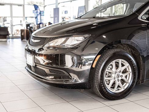 Used 2022 Chrysler Voyager LX image 4