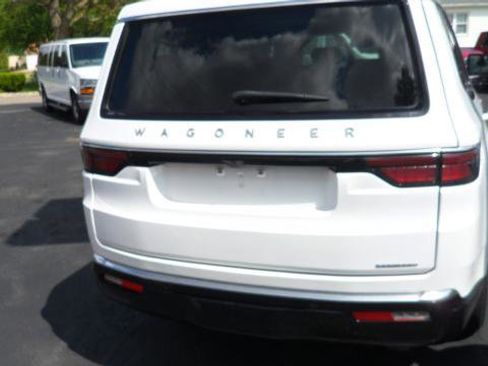 Used 2024 Jeep Wagoneer Series II w/ Flexible Seating Group AWD/4WD image 15