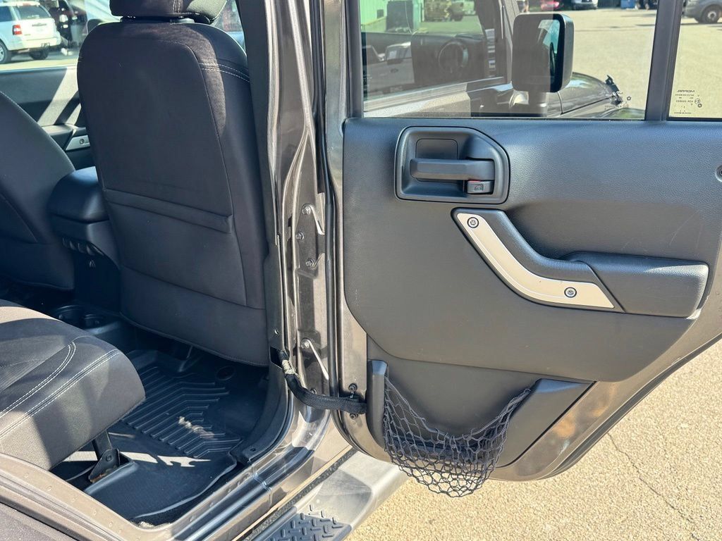 Used 2017 Jeep Wrangler Unlimited Sahara w/ Connectivity Group AWD/4WD image 24