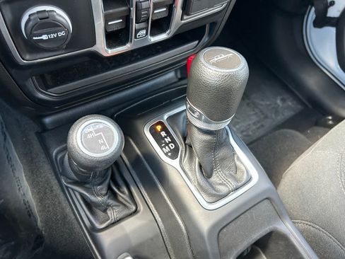Certified 2023 Jeep Gladiator Sport AWD/4WD image 15
