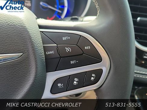 Used 2023 Chrysler Pacifica Touring-L FWD image 14