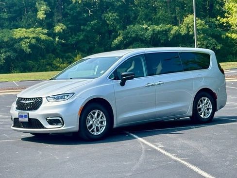 Used 2024 Chrysler Pacifica Touring-L FWD image 2