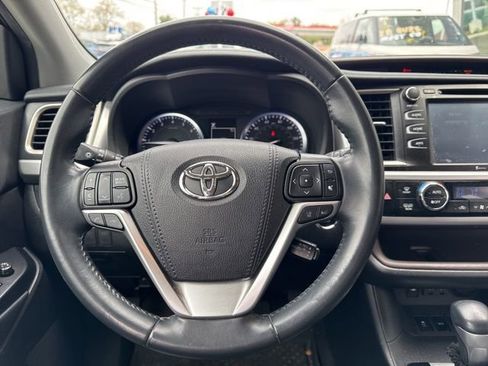 Used 2019 Toyota Highlander XLE AWD/4WD image 11