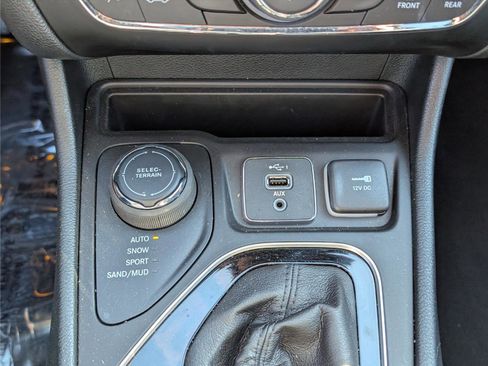 Used 2022 Jeep Cherokee Limited image 25