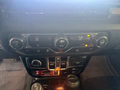 Used 2025 Jeep Gladiator Sport AWD/4WD image 3