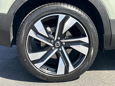 Certified 2025 Volvo XC40 B5 Ultra w/ Climate Package image 27