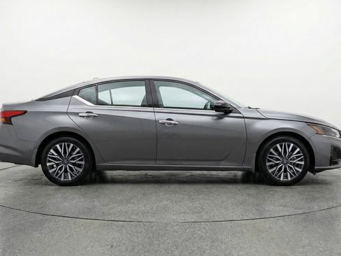 Used 2025 Nissan Altima 2.5 SV image 11
