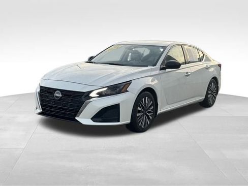 Used 2024 Nissan Altima 2.5 SV image 3