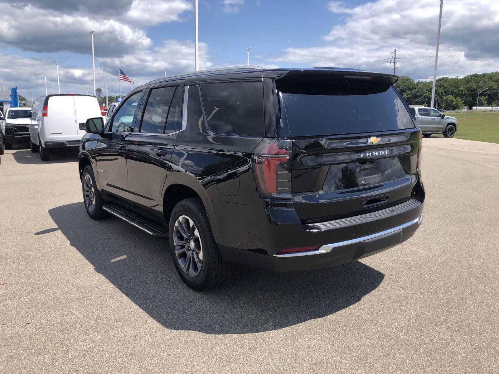 Used 2025 Chevrolet Tahoe LS AWD/4WD image 3