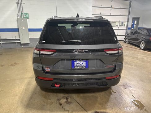 Used 2022 Jeep Grand Cherokee Trailhawk w/ Luxury Tech Group III image 5