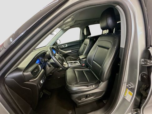Used 2021 Ford Explorer XLT w/ Equipment Group 202A AWD/4WD image 13