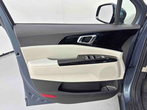 Used 2024 Kia Carnival EX image 37